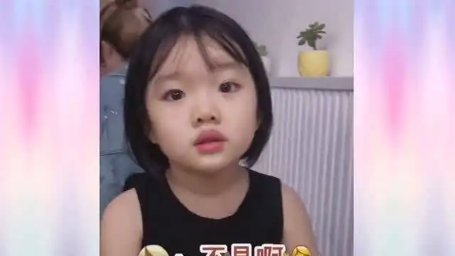 又是一个表情包女孩,网友怎么样才能生出这么可爱的女儿