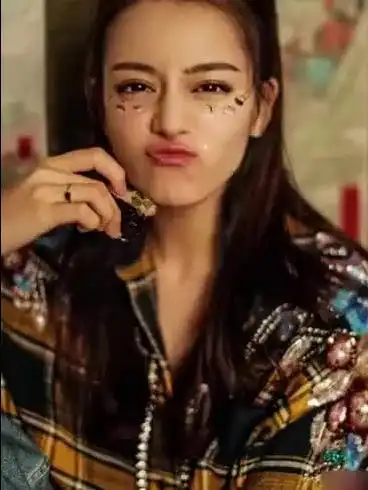 迪丽热巴不愧是美女每个表情都是一个大片