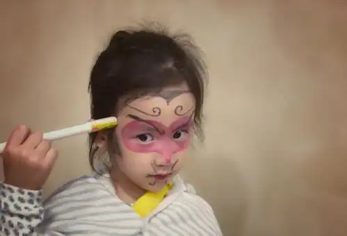 多妹被姐姐画脸画上瘾,这次她的继母妆,连妈妈孙莉都看不下去了