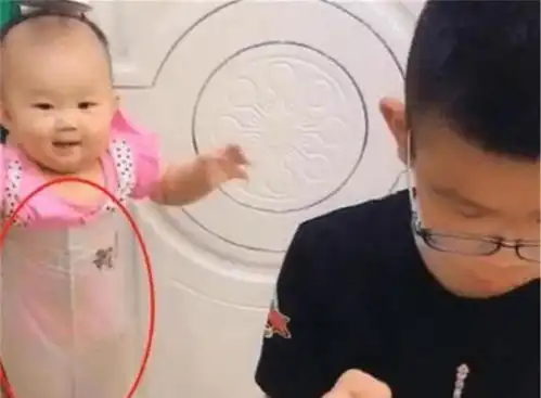 带娃鬼才火了,哥哥打游戏亲手把妹妹挂墙上,网友亲哥无误