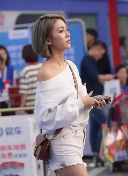 抹茶色修身连衣裙搭黑色链条包,凸显性感身材曲线,有小女人魅力