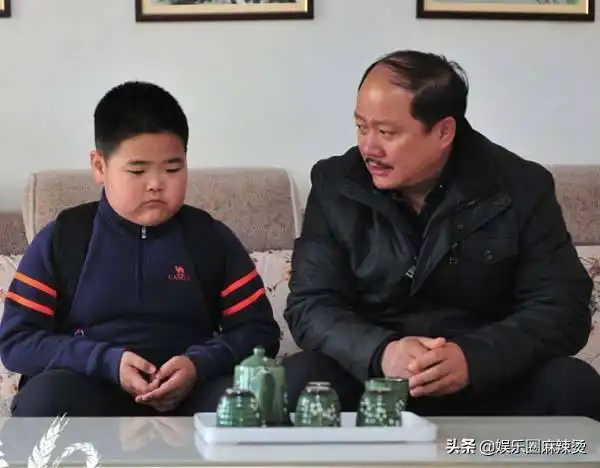 15岁谢腾飞近照曝光,独自一人在广场跳舞,表情丰富憨厚可爱