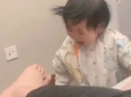 人类幼崽的迷惑行为河南萌娃先后两次闻爸爸的脚,随后表情绝了