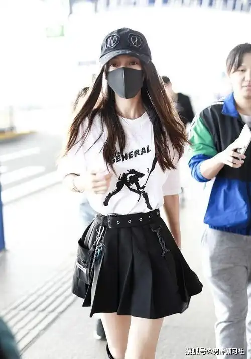 杨颖身穿朋克风服饰,成功从时尚辣妈成为暗黑辣妹,漫画腿太带感