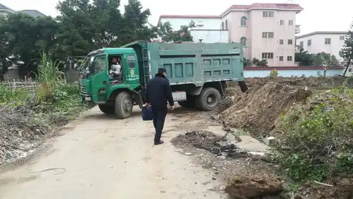 大快人心南头两泥头车泥浆乱流乱倒被查