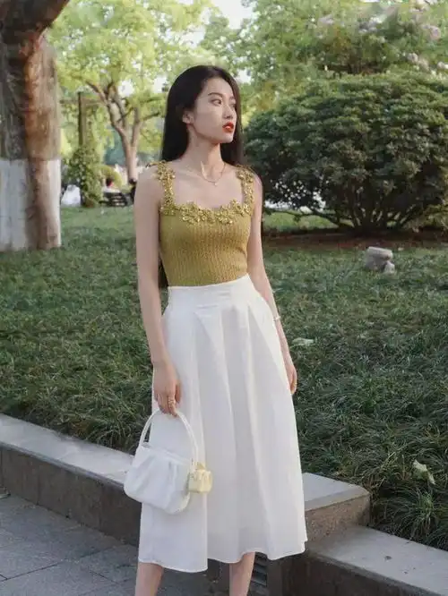 上衣不是越多越好,够穿就行了,今夏试试这三件,百搭好看还洋气