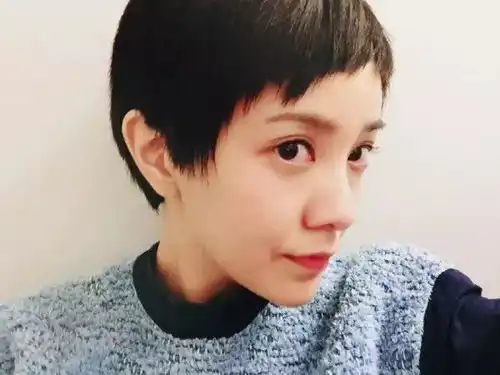 杨幂表情包被调侃,只因没有赶上姐妹花聚会