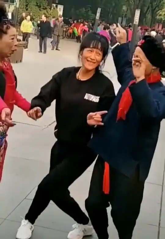 尬舞表情太到位了