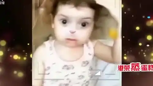 妈妈用拍照软件给宝宝加特效,然后有个调皮妈妈,分分钟被吓成表情包呢