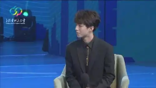 王俊凯出席某活动现场小女孩可爱追星表情很抢镜