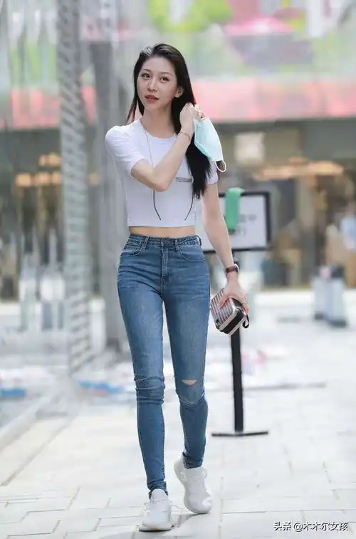 阳光明媚的美女,洋溢着甜蜜的微笑,美丽动人