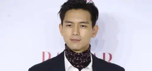 李现不理解baby的尴尬表情,使劲让她站c位,旁边是前任男友陈伟霆