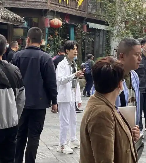 原创罗云熙太瘦吓到路人,拍外景引围观,路人大姐表情失控紧搂身边人