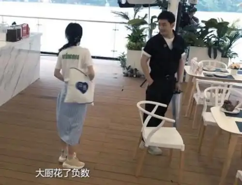 赵丽颖吃早餐模样太可爱,边吃边做表情包,合伙人秒懂颖宝的意思