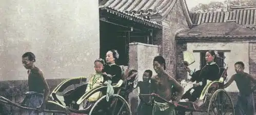 晚清上色老照片,车上的贵妇锦衣华服,人力车夫瘦骨嶙峋