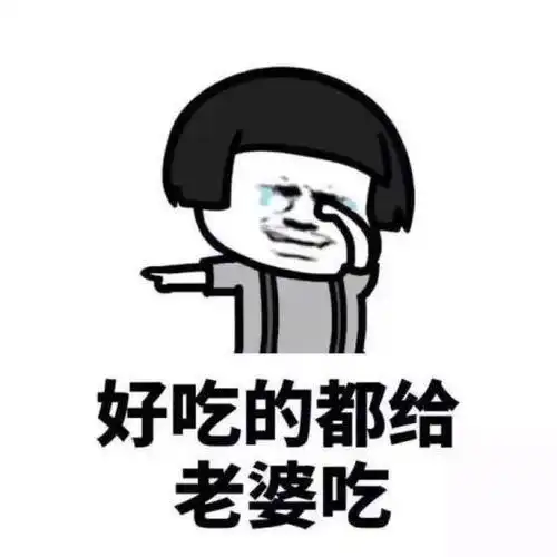 开心笑话在候车大厅等车,旁边一个爸爸在给宝宝泡面