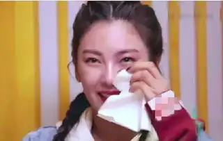 张雨绮晒美照身姿曼妙很撩人,伸手比耶享受美好新生活