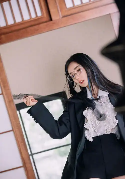 杨幂时尚健康封面大片,西装造型漫画腿抢镜,戴金丝眼镜少女感十足