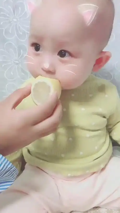 最近这个视频火了宝贝吃了柠檬的表情太可爱了不信你进来看看