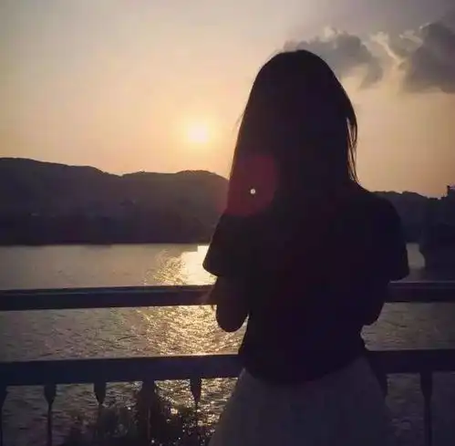 动漫背影女生头像情侣头
