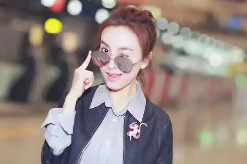 迪丽热巴和吴昕素颜逛街,热巴气质出众