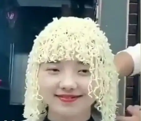 女孩为了追求个性,让造型师用方便面给她设计发型,这很牛