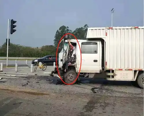 南沙客运港附近泥头车冲红灯,车头严重变形,车上司机.....