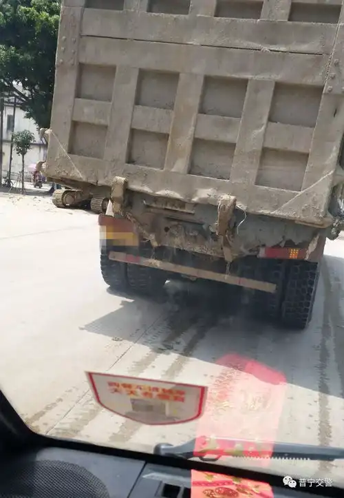 普宁泥头车一路漏屎被举报,交警核查后对其进行处罚
