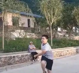 15岁谢腾飞近照曝光,独自一人在广场跳舞,表情丰富憨厚可爱