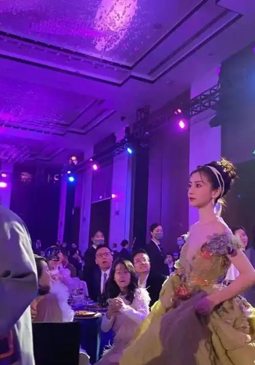 李现不懂baby的尴尬表情,使劲让她站c位,旁边是前任男友陈伟霆