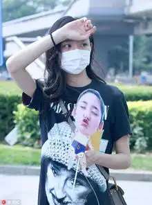 王莫涵拿魔性表情包扇子现身