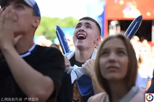 东道主一下输了3球,场下球迷个个都是表情包,小女孩两眼噙泪