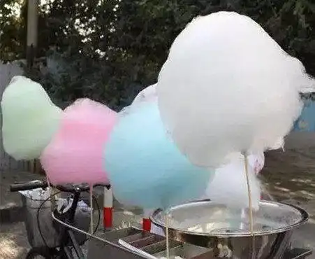 狗狗遛弯遇到棉花糖,非要主人买个才罢休,到嘴后表情立刻变了