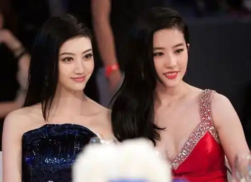 合影是刘亦菲的硬伤,柳岩变少女,张靓颖完爆她