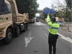 深圳传统泥头车全市禁行快看限道限速行驶措施