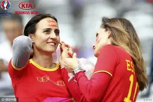 美女球迷火辣助威奇葩球迷互蹭