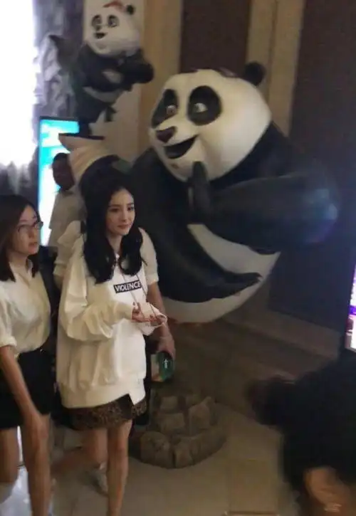 杨幂生图曝光,自带清冷感,三十多岁这个年纪氛围感真的很强