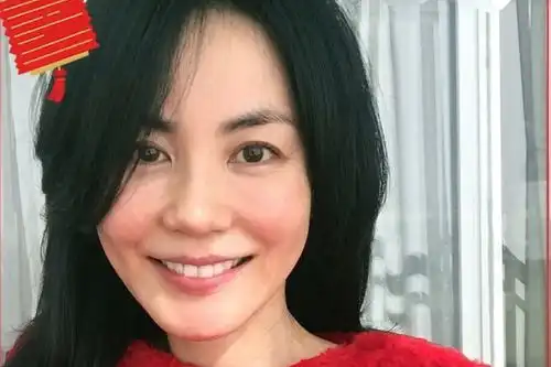王菲素颜带女儿游玩日本,发型凌乱颜值俨然在线,身旁男子又是谁