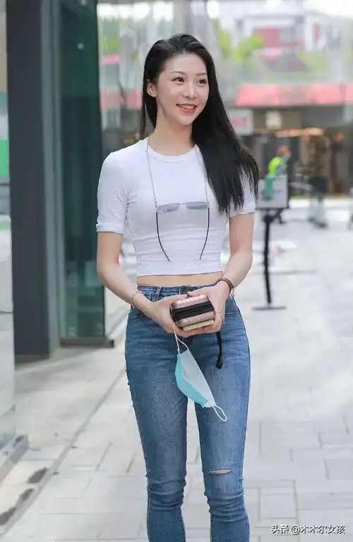 阳光明媚的美女,洋溢着甜蜜的微笑,美丽动人