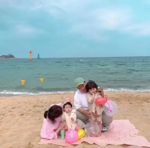 你的微信表情包女孩长大了这回她带着妹妹一起圈了41w粉