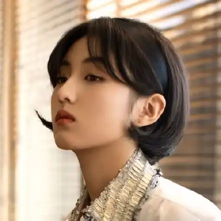 张子枫少年感和少女感满满,将女孩子的柔弱与男孩的英气集于一身