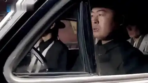 特务装成车夫,透着自信的表情暗杀小伙,下一秒却被对手一枪爆头