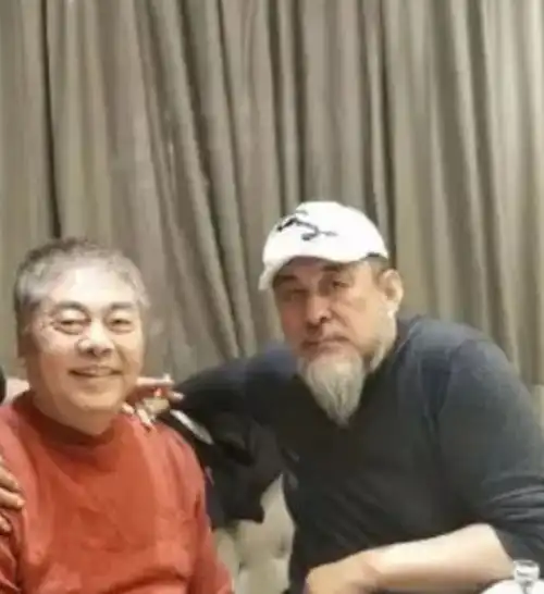 张飞李靖飞不知陆树铭去世,瘦骨嶙峋卧床不起,每天要看三国
