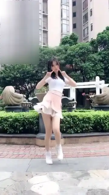 姑娘小区楼下跳舞,温柔的舞蹈配上可爱的表情,网友好看
