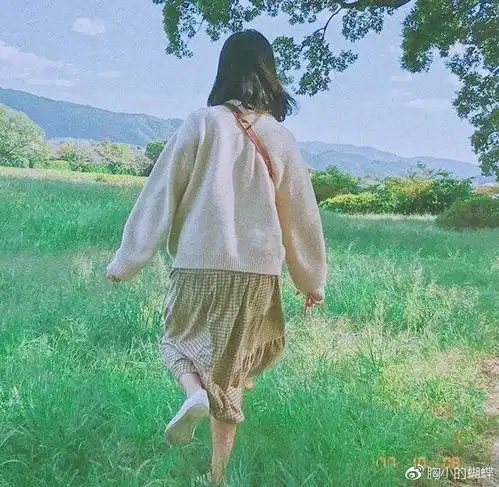短发女生头像背影动漫
