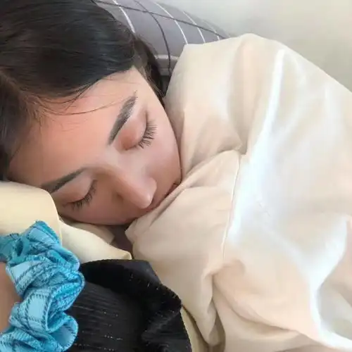 头像由于性格太内向一直做不出抢着结账这种事