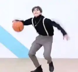 pdd看蔡徐坤篮球秀,表情变化太丰富,网友这也太真实了