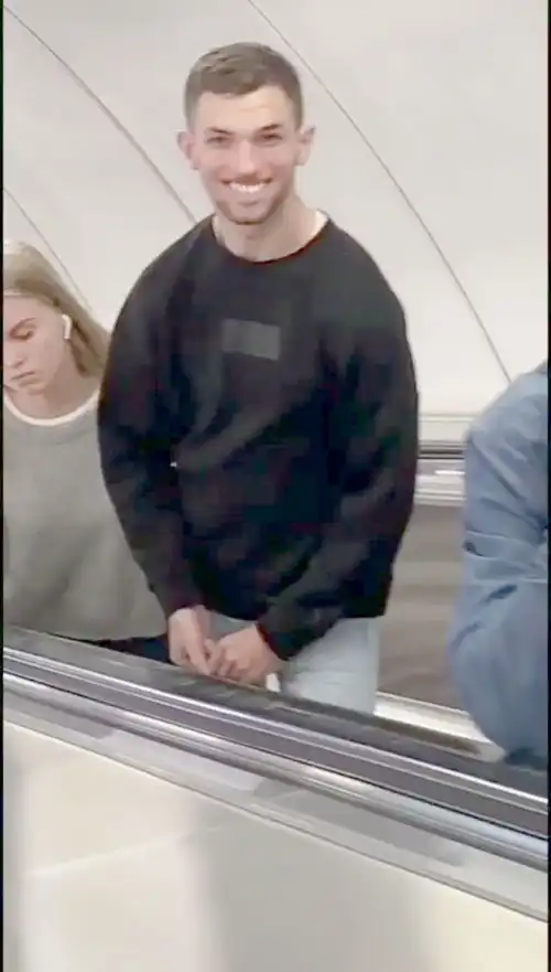 第1次见这么情不自禁的表情...