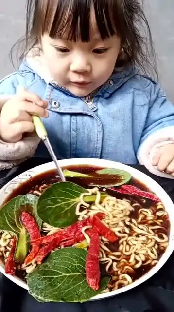 姑娘惊讶我给她做的泡面大餐,嫌弃的小表情亮了
