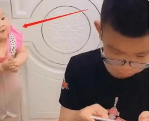 为啥宝宝被抱着走就开心,一放下就哭闹这几个原因家长要搞清楚